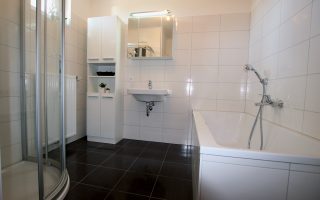 Badezimmer mit Dusche und Badewanne